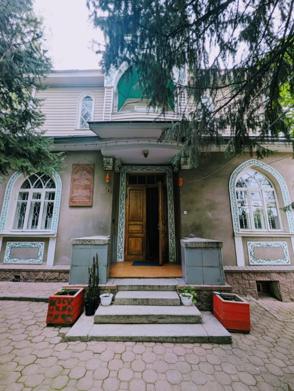 The Amanzholov house — 1951, arched windows, memorial plaque